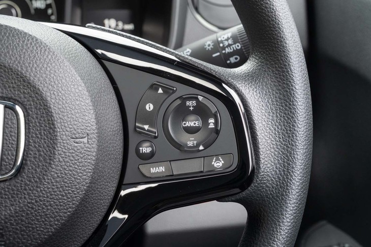 渋滞追従機能付きアダプティブクルーズコントロールやレーンキープアシスト、誤発進抑制機能、衝突被害軽減ブレーキなどからなる「ホンダセンシング」は全車に標準装備だ。