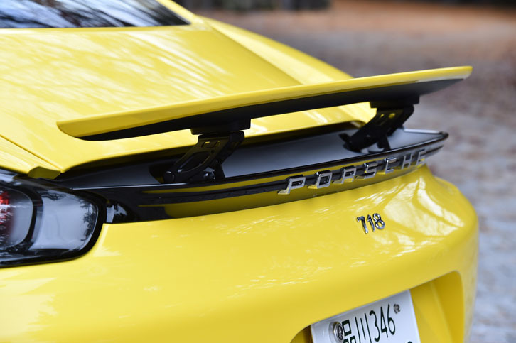 速度に応じて立ち上がるリアウイング。電動スイッチを介して任意に操作することもできる。