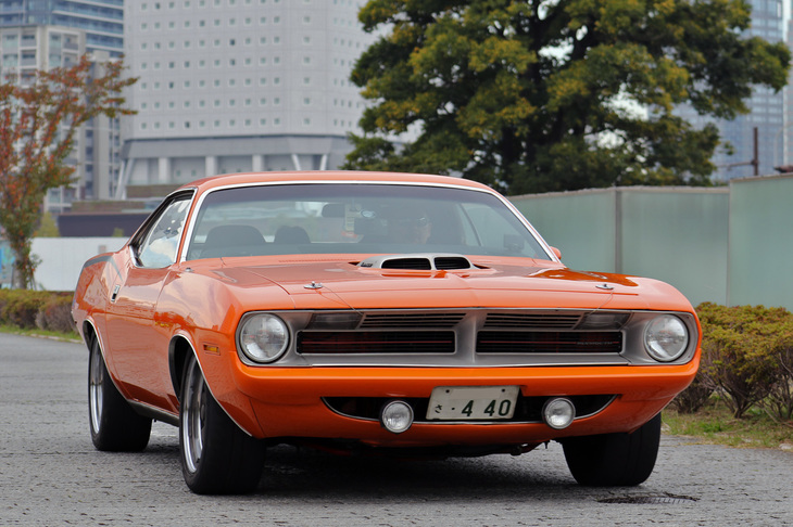 1970年「プリマス・クーダ440-6」。2バレルのキャブレターを3連装して6バレル＝シックスパックの440立方インチ（7.2リッター）のV8エンジンを積んだ強烈なマッスルカー。