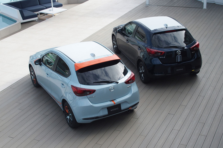 「マツダ2 15 BD」の「ROOKIE DRIVE」架装車（写真左）と「CLAP POP」架装車（写真右）。