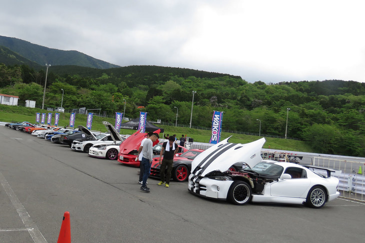 今春のAUTO-Xは、富士スピードウェイのジムカーナコースで行われた。……私事で恐縮だが、富士ってなぜか、行くとき毎回道に迷うんだよね。簡単な道筋のはずなのに。モノノケに化かされてる？