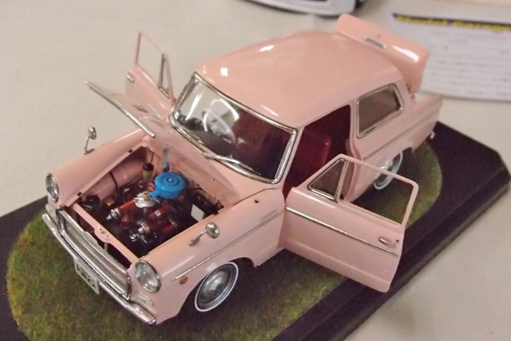 プロポーションキットであるアリイ製1/32「トヨタ・パブリカ」のボンネット、トランク、ドアをフル開閉式とし、エンジンルーム内もスクラッチビルド（プラ板などの素材から自作すること）した力作。