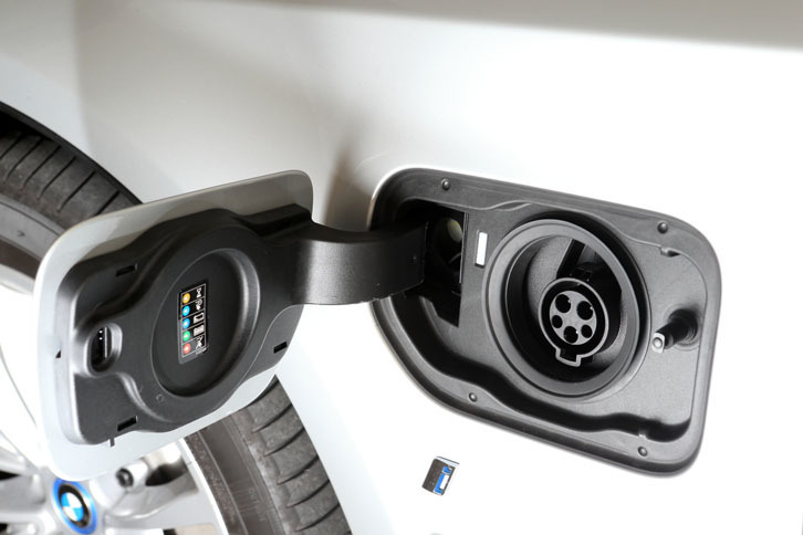 吸電口は、左フロントフェンダー部に設けられている。付属の充電ケーブルを使って、家庭用のコンセントなどから充電可能。