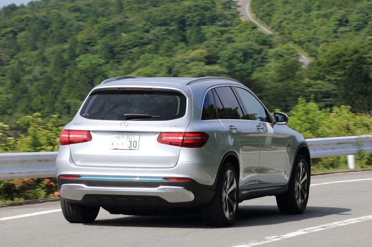 「GLC F-CELL」はリアのみにモーターを搭載する後輪駆動車だ。リアには駆動用バッテリーも積まれているため、前後重量配分は960kg：1190kg≒45：55のリアヘビーになっている。