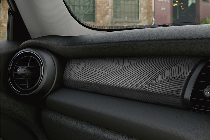 2020年8月に発売された、「MINI 5ドア」の特別仕様車「ローズウッドエディション」。特別装備のひとつである助手席前方の専用パネル（写真）は、3Dプリンターで製作されたものだった。