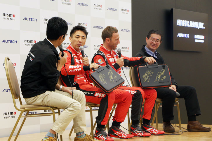 トークショーの最後にはチャリティーオークションを実施。ふたりのサイン入りのNISMO特製PCケースなどが出品され、幸運な参加者が落札した。