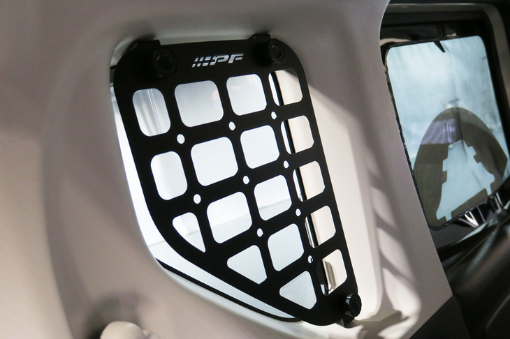 三菱デリカミニ × Coleman（サイドストレージパネル）