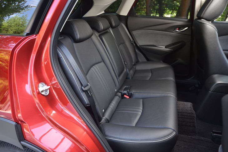 乗り心地を改善すべく、最新型ではシートのウレタン材も変更されている。写真は後席の様子。