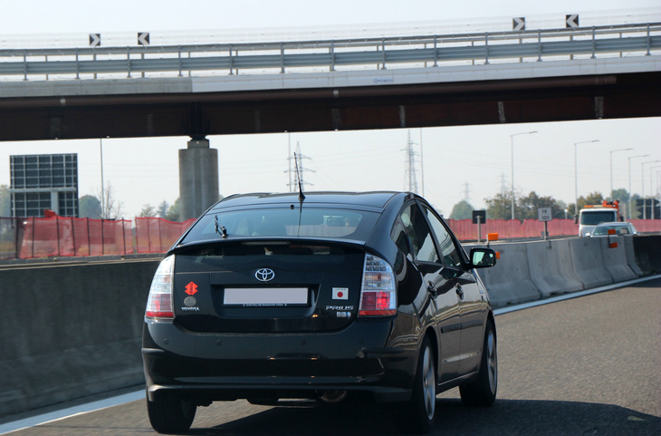 写真11：日本国旗＋神田明神のステッカーを掲げて疾走する2代目「トヨタ・プリウス」。