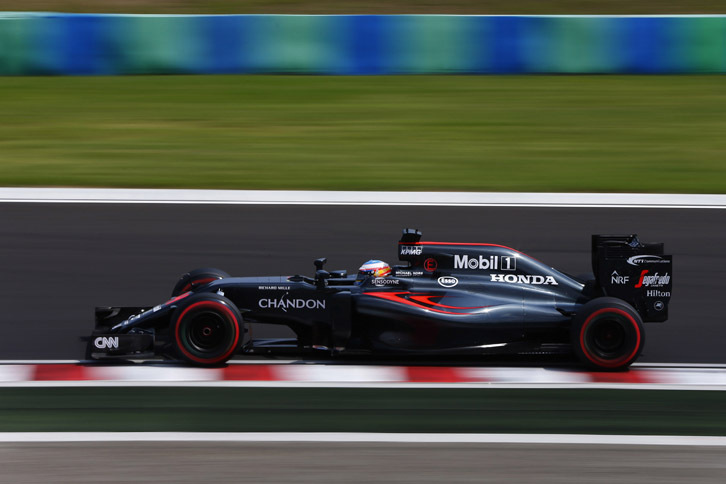 今年に入り復調著しいマクラーレンは、フリー走行でも常にトップ10に入る活躍を見せ、予選では2014年ブラジルGP以来となる2台そろってのQ3進出。フェルナンド・アロンソ（写真）7位、ジェンソン・バトン8位と好位置につけた。レースではアロンソが7位でフィニッシュし貴重なポイントを獲得。アロンソはなんと全セッションで7位だった。一方のバトンはハイドロリックプレッシャーが落ちて早々に失速、テールエンドをしぶとく走っていたが終盤に諦め、このレース唯一のリタイアを喫した。（Photo=McLaren）