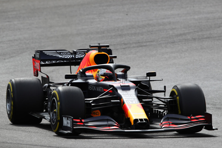 初日にスピンやランス・ストロールとの接触といった話題を提供したレッドブルのマックス・フェルスタッペン（写真）。土曜日の予選では定位置の3位を獲得し、メルセデスとの差を0.252秒まで詰めるも、実はグリップ不足に悩みQ1での自己ベストタイムを更新できなかったという苦しい状況だった。レースではスタートで一時2位を走るも、セルジオ・ペレスとの接触で5位に落ちてしまう。そこから3位まで挽回はできたが、メルセデス勢には歯が立たず、3位のまま今季9回目の表彰台にのぼった。チームメイトのアレクサンダー・アルボンは、来季を見据えて好成績が求められているものの、予選6位からポイント圏外の12位と残念な結果に終わっている。（Photo=Getty Images / Red Bull Content Pool）