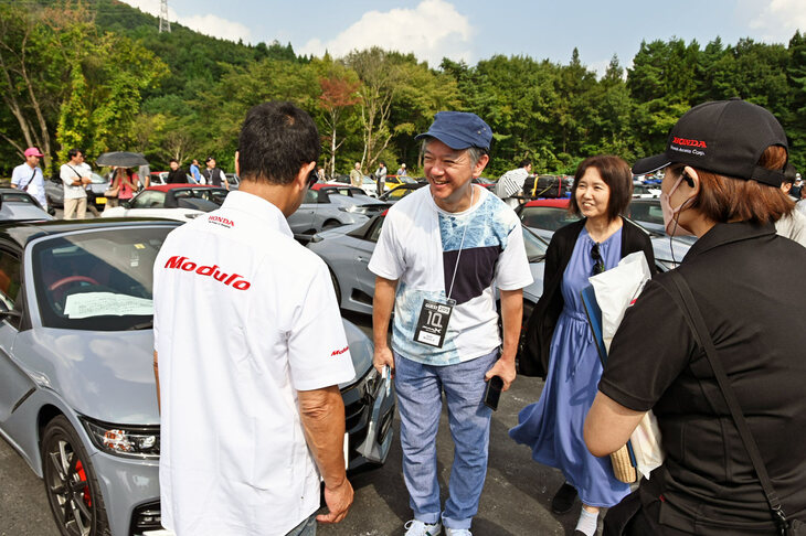 土屋氏や福田氏が会場を巡り、参加者と交流する「ミーティングエリア巡回」の様子。