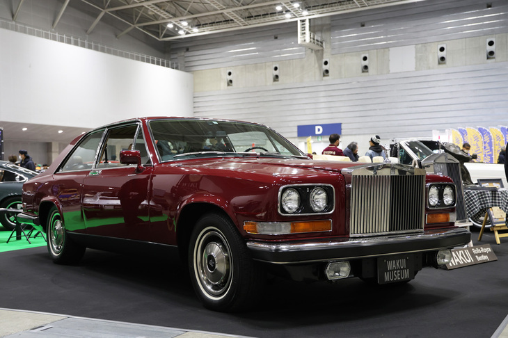 クラシックなロールス・ロイス／ベントレー専門のワクイミュージアムが展示した1979年「ロールス・ロイス・カマルグ」。「シルバーシャドウ」をベースとするシャシーにピニンファリーナデザインのボディーを架装した最高級パーソナルカー。2200万円という価格は絶対的には高価だが、程度がよければ「GT-R」じゃなくても1000万円超えの“ハコスカ”や“ケンメリ”がいる昨今では割安に感じる？