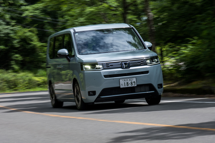 ホンダの「e：HEV」は基本的にシリーズハイブリッドであり、通常時の駆動のほとんどをモーターが担当（エンジンは発電に専念）。エンジンがタイヤに直接トルクを供給するのは、高速巡行時などの限られたケースのみだ。