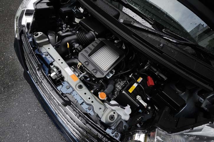 ターボモデルは新開発の1リッター直3ターボエンジン（最高出力98ps／最大トルク14.3kgm）を搭載する。