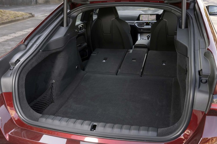 3分割式の後席を倒し、荷室を最大化した状態。容量は2.5倍以上の1290リッターとなり、長尺物も容易に積める。