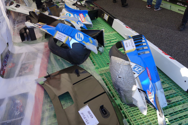 実際のレースで使用されたパーツなどが放出されたガレージセールコーナー。写真手前の黒いパーツは「GT-R」のトランクリッドで、価格は3万5000円。