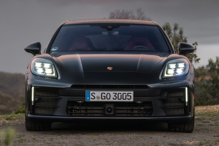 灯火類にはカメラやナビゲーションのデータ、車速に基づいて照射を自動制御する新開発の「マトリックスLEDヘッドライト」を採用。オプションで左右合計6万5000個以上のLEDチップを用いた「HDマトリックスLEDヘッドライト」も用意される。