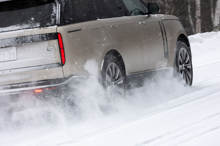 意地悪をしてアクセルを深く踏み込んでみても、タイヤが雪をかいて挙動が乱れることはない。4輪に適切に駆動力を配分・伝達し、「レンジローバー」はスムーズに加速する。