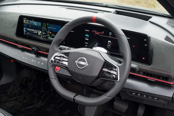 Dシェイプの2本スポークステアリングの形状はベースモデルと変わらないが、ステッチが赤になり、上に赤、下に黒のセンターマークが入っている。