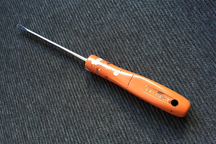 どこからやってきたのか、わが家にいつからか転がっている、ブジョー製のねじ回し。かつてプジョーは、あらゆる用品を手がけていた。