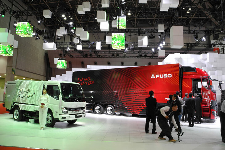 「三菱ふそう・スーパーグレート」（写真向かって右）と「eキャンター」（同左）。