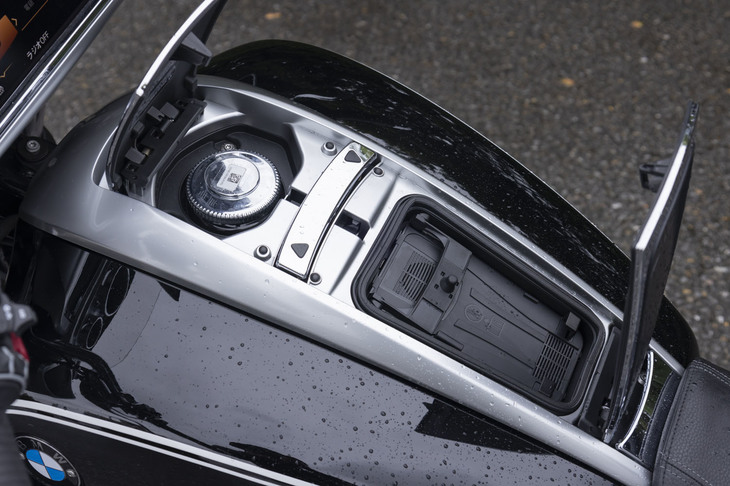 24リッターの容量を持つ巨大な燃料タンクの上には、フタ付きの給油口と携帯端末の収納スペースを設置。車載機器と接続して用いる際の放熱を考慮し、後者にはケース内と携帯端末の熱を下げる冷却器が備わっている。