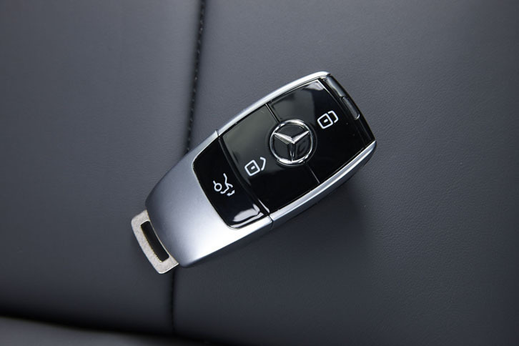 新型「Eクラス」では、リモコンキーの形状も一新された。スポーツ向けボートやヨットを念頭にデザインしたという。