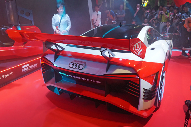 リアには左右輪それぞれにモーターが備わっている。