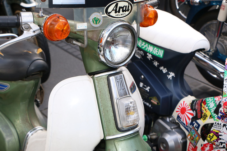 二輪車初のポジションランプを搭載した1968年登場の「C90」は“ちょうちんカブ”の愛称で親しまれたが、1978年デビューの改良型には受け継がれなかったため、1970年前後の「カブ」の特徴となっている。撮影車は69年登場の「C70」。