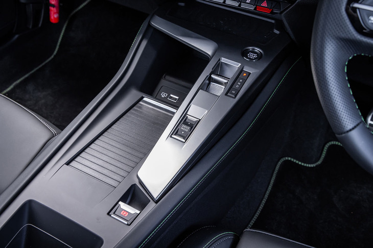 ドライバーサイドにエンジンのスタート／ストップボタンやスイッチ式のシフトセレクター、ドライビングモードの切り替えスイッチを配置。これらのスイッチ類は、ステランティスの多くのモデルに使用されている。