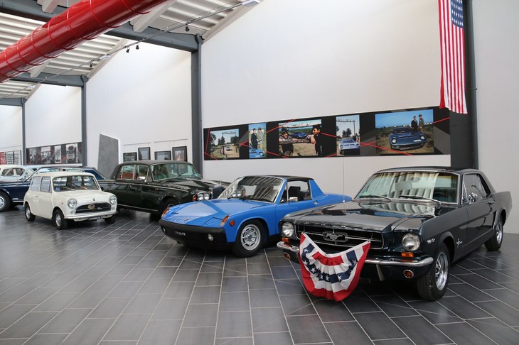 写真右から初代「フォード・マスタング」「ポルシェ914」「ロールス・ロイス・シルバーシャドウI（RHD）」「イノチェンティ・ミニ」。