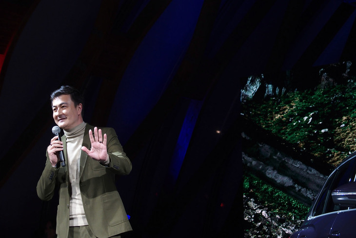 「Q4 e-tron」の紹介を行うアウディジャパン ブランドディレクターのマティアス・シェーパース氏。