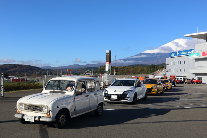 会場入りするさまざまなルノー。ルノースポールなどのスポーツモデルだけでなく、「4（キャトル）」などクラシックなモデルの姿も多く見受けられた。