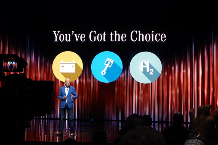 ダイムラーは電動化だけでなく、内燃機関と燃料電池も将来有望と捉えている。