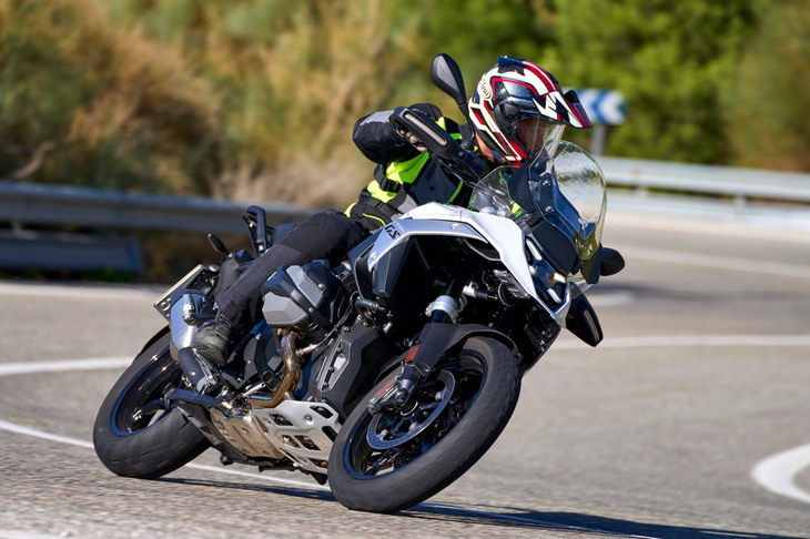 従来モデルより12kgの軽量を実現した「R1300GS」（欧州仕様）。マスの集中もあって、より軽快かつ正確なハンドリングを実現している。