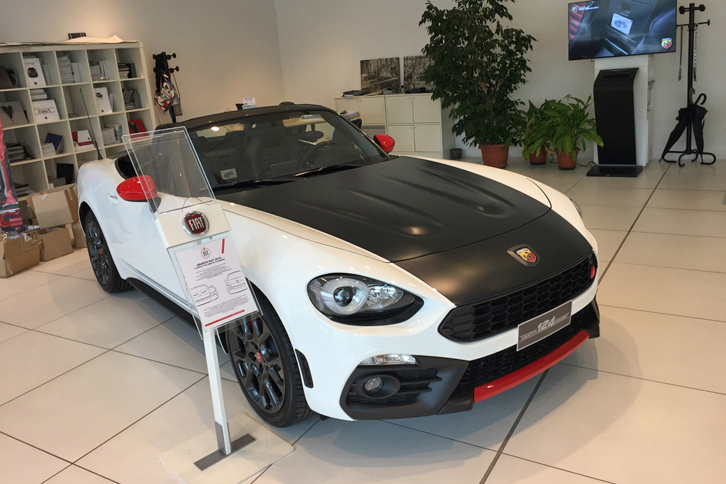 「アバルト124スパイダー」のイタリア国内価格は、MT仕様が4万ユーロ（およそ460万円）、AT仕様が4万2000ユーロ（およそ480万円）。円換算すると日本国内価格より高くなるのは、22％という付加価値税の影響によるところが大きいだろう。