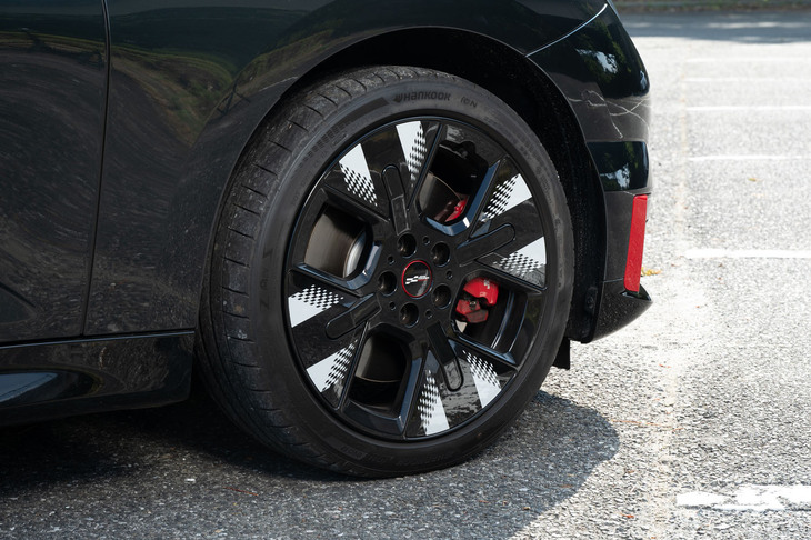 足元の仕様は18インチの専用アルミホイールに225/40R18サイズのタイヤの組み合わせ。試乗車はハンコックの電動車向けスポーツタイヤを装着していた。