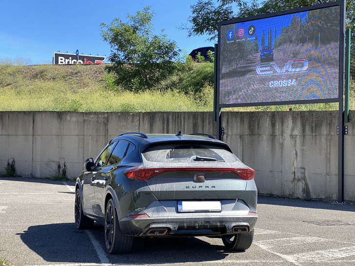 「クプラ・フォーメンター」がたたずむ脇のディスプレイに、「DRエヴォ」の広告が流れる。2022年9月に撮影。