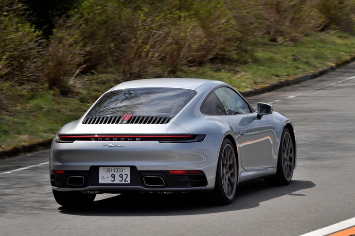 
	【ポルシェ911カレラのスペック】
	ボディーサイズ：全長×全幅×全高＝4519×1852×1300mm／ホイールベース：2450mm／車重：1515kg（DIN）／駆動方式：RR／エンジン：3リッター水平対向6 DOHC 24バルブ ターボ／トランスミッション：8段AT／最高出力：385PS（283kW）/6500rpm／最大トルク：450N・m（45.9kgf・m）/1950-5000rpm／タイヤ：（前）245/35ZR20 95Y／（後）305/30ZR21 104Y（グッドイヤー・イーグルF1アシンメトリック3）／燃費：9.0リッター/100km（約11.1km/リッター、欧州複合サイクル）／価格：1359万7222円
	
	【取材時の燃費データ】
	テスト距離： 244.9km（市街地1：高速道路7：山岳路2）／使用燃料：35.2リッター（ハイオクガソリン）／参考燃費：7.0km/リッター（満タン法）／7.6km/リッター（車載燃費計計測値）
	