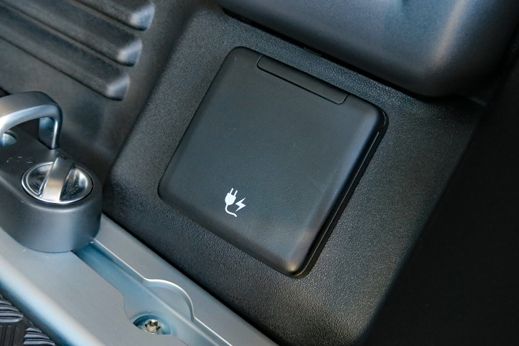 ランドローバー・ディフェンダー110 SE エクスプローラーパック装着車（ラゲッジスペースのアクセサリーソケット）