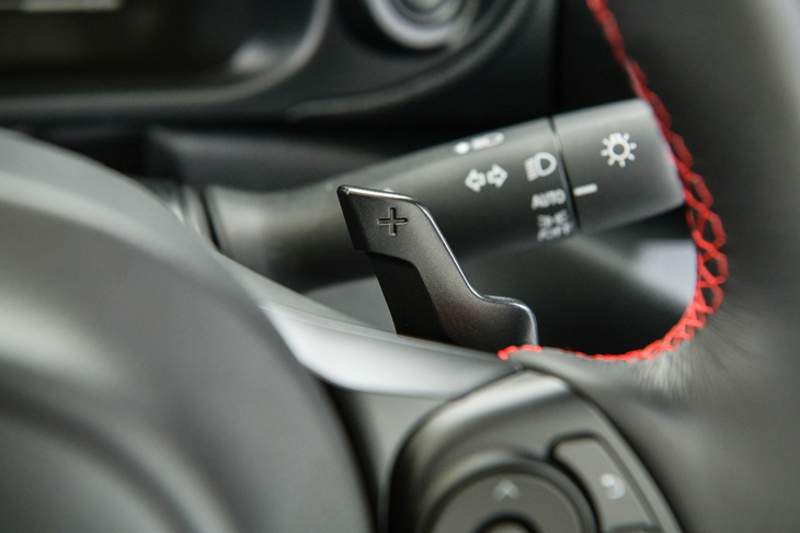 「トヨタGR 86」と新型「スバルBRZ」の6段AT仕様では、従来モデルよりずっとシフトパドルに触れる機会が減るかもしれない。