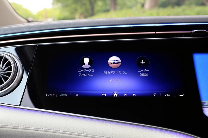 「MBUXハイパースクリーン」では、センターディスプレイとパッセンジャーディスプレイに、コントラストに優れた有機ELを採用。触覚フィードバックや力覚フィードバックなどの技術の採用により、直感的なタッチ操作を可能にしている。