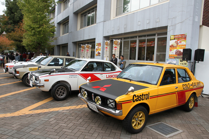 特別展示車両の2台のラリーカーつながりで、それらの近くにラリー仕様の参加車両が展示された。手前から1970年「三菱コルト ギャランAII」、1975年「三菱ランサー1600GSR」、1970年「三菱コルト ギャランAII」、そして1973年「トヨタ・セリカ1600GTV」。
