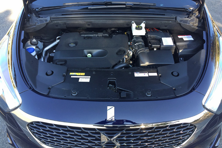 「DS 5シック BlueHDiレザーパッケージ」の2リッターのBlueHDiエンジンは最高出力180ps（133kW）/3750rpm、最大トルク40.8kgm（400Nm）/2000rpmを発生する。
	 
	