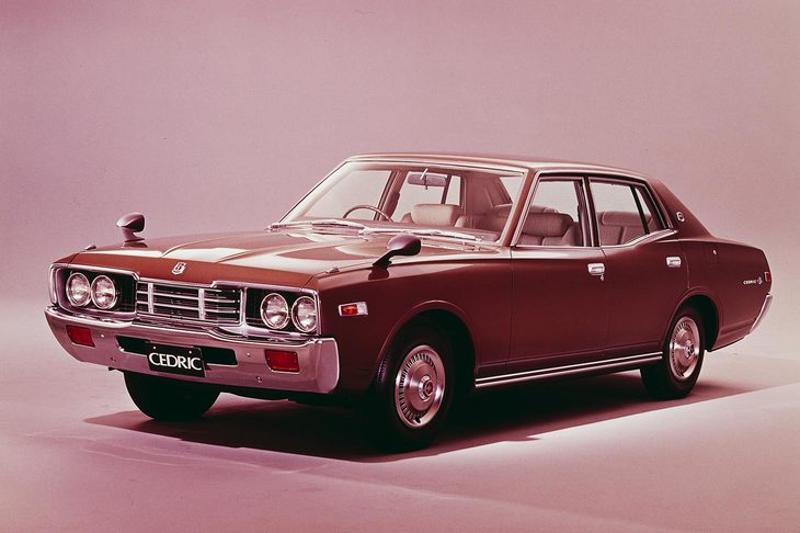 1975～1979年にかけて販売された4代目「日産セドリック」。『西部警察』では劇中車としてたびたび起用され、時に惜しげもなく爆破された。