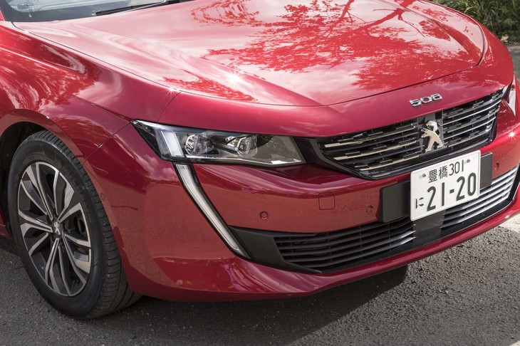 ヘッドランプの端から下に伸びるLEDデイタイムランニングランプがアグレッシブな印象を与える。ヘッドランプはフロントグリルよりも大きく後方にオフセットして搭載されている。