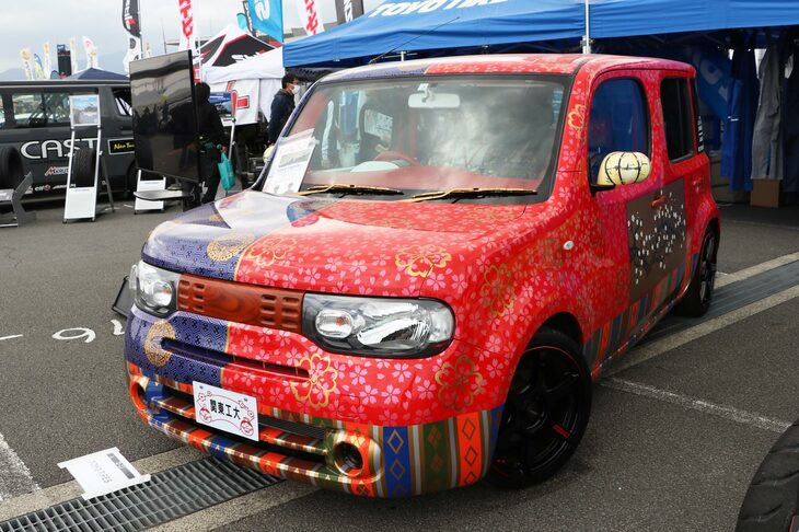 出展エリアで見つけたド派手な「日産キューブ」は、関東工業自動車大学校の学生たちが手がけたもの。東京オートサロン2022に、「Hina doll car with KANTO」の名称で出展された車両で、地元である埼玉・鴻巣市の名産であるひな人形がモチーフとなっている。外装はデカールではなく、すべてペイント仕上げというのがすごい。