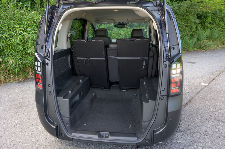 ユーティリティーボードをどけてみる。収納場所に迷ったが、車中泊スタイルのときに隙間を埋めるためのボードと一緒にバックレストの背面にベルトで留めてみた。