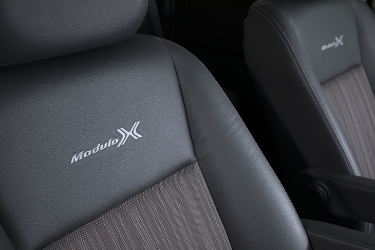 前席の背もたれには、「ステップワゴン モデューロX」と同様に「Modulo X」ロゴの刺しゅうが施される。